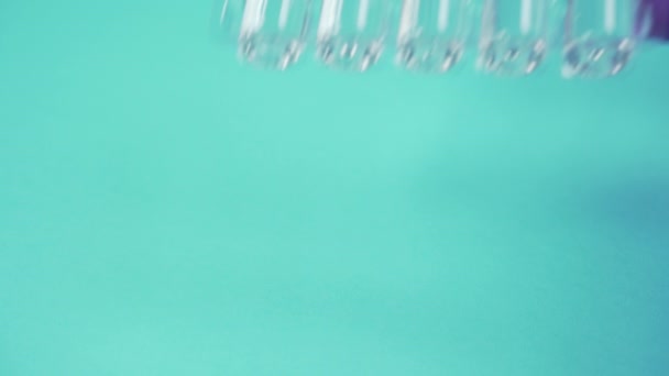 Docteur Met Paquet Ampoules Verre Médical Sur Une Table Bleue — Video