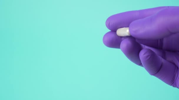 Medizinische Kapsel Blisterverpackung Der Hand Handschuhen Auf Blauem Hintergrund — Stockvideo