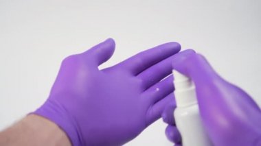 Alkol dezenfektanla koruyucu eldivenlerle elle tedavi. Virüs Önleme