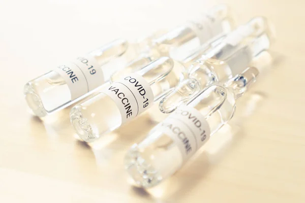 Ampollas Con Vacuna Kovid Coronavirus Una Mesa Luz Madera Primer — Foto de Stock
