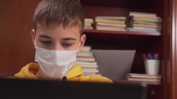 Aprendizagem Distância Adolescente Com Laptop Casa Durante Quarentena Coronavírus Uma — Vídeo de Stock