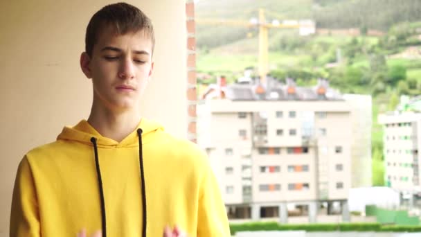 Młody Człowiek Zakłada Ochronną Maskę Medyczną Przy Ścianie Żółtej Bluzie — Wideo stockowe