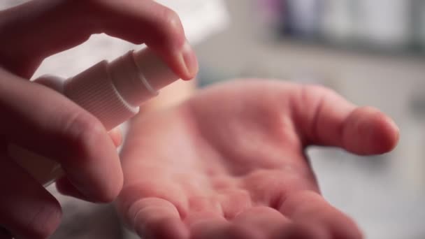 Νεαρός Απολυμαίνει Χέρια Διάλυμα Χλωρεξιδίνης Στο Μπάνιο Για Προστασία Από — Αρχείο Βίντεο