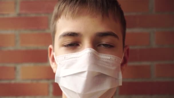 Joven Con Una Máscara Protectora Médica Sobre Fondo Una Pared — Vídeo de stock