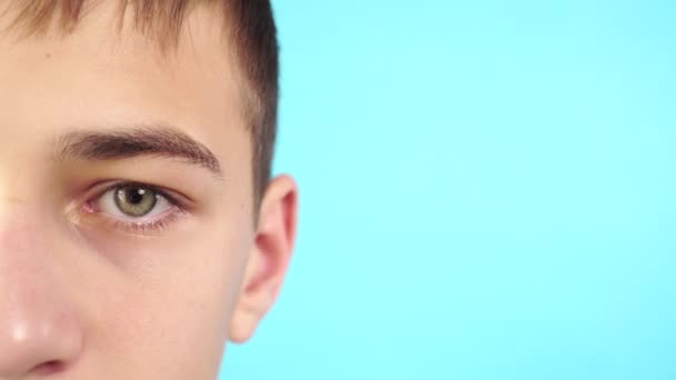 Ung Patient Sätter Sig Medicinsk Mask Klarblå Bakgrund Närbild Medicinskt — Stockvideo