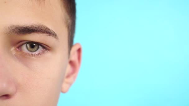 Ung Man Gul Tröja Medicinsk Ansiktsmask Nära Tegelvägg Närbild Porträtt — Stockvideo