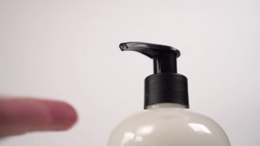 El dezenfeksiyonu. Ellerini yıkamak ve sterilize etmek için hijyenik temizlik sıvısı. Pompalı beyaz plastik kap. Coronavirus Önleme Yakın plan.