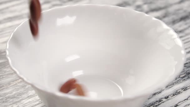 Los Frijoles Rojos Caen Llenan Plato Cerámica Blanca Primer Plano — Vídeo de stock