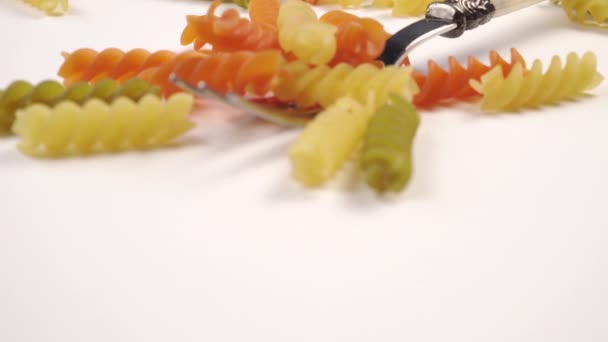 Многоцветные Овощные Макароны Красивом Вилочном Крупном Плане Белом Фоне Куча — стоковое видео