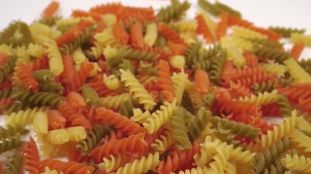 Tumpukan Pasta Berwarna Sayuran Meja Putih Close Macaroni Kamera Bergerak — Stok Video