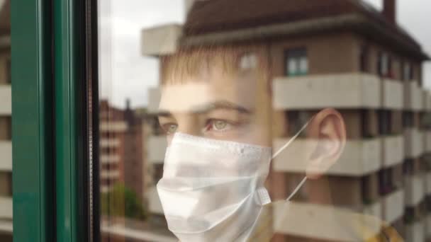 Tânăr Trist Carantină Adolescent Mască Medicală Facială Uită Fereastră Ochii — Videoclip de stoc
