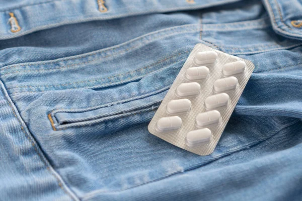Plaquette Thermoformée Contenant Des Pilules Blanches Sur Jean Concept Contraception — Photo