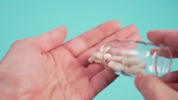 Jeune Homme Verse Des Capsules Médicales Blanches Récipient Pharmaceutique Verre — Video