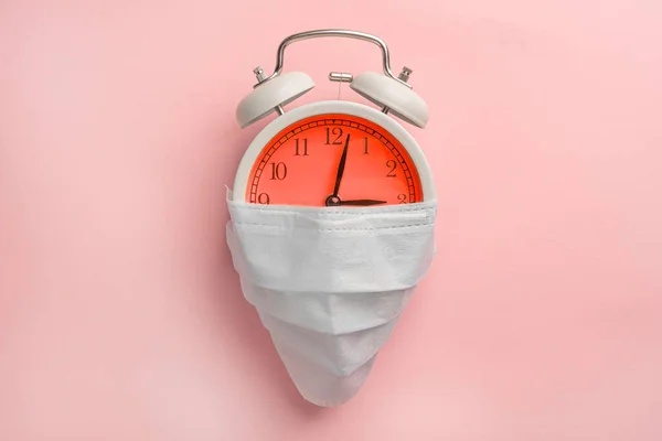 Alarm Clock Medical Disposable Mask Pink Background Red Dial Copyspace — Stock Photo, Image