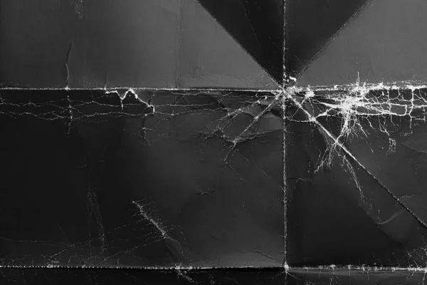 Kırışık ve ovulmuş köşeli buruşuk siyah kağıt. Eski paket tozlu karton. Soyut dramatik arka plan. Tasarım ve başlıklar için.