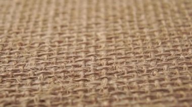 Avro sentleri kahverengi bir çuval bezine düşer. Ağır çekim. Makro atış. Coronavirüs ve düşük petrol fiyatları nedeniyle ekonomik kriz kavramı