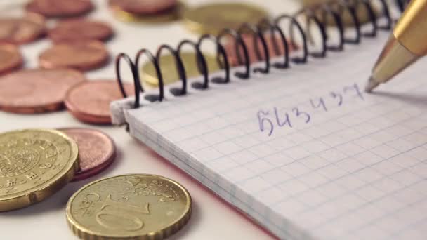 Бизнесмен Рассчитывает Финансовую Прибыль Расходы Блокноте Золотой Ручкой Монеты Евро — стоковое видео