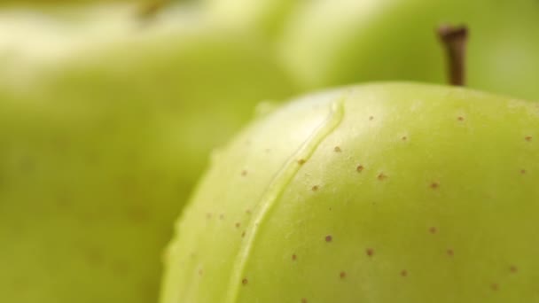 一滴清澈的水滴在成熟的青苹果上 宏观射击 慢动作烹调和进食前的水果饮食和水果洗浴 — 图库视频影像