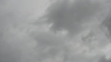 Fırtına bulutları yağmurdan önce gökyüzünde hızlı hareket eder. Sağanak altında sağanak bulutlar. Dramatik kasvetli manzara. Zaman Uygulaması