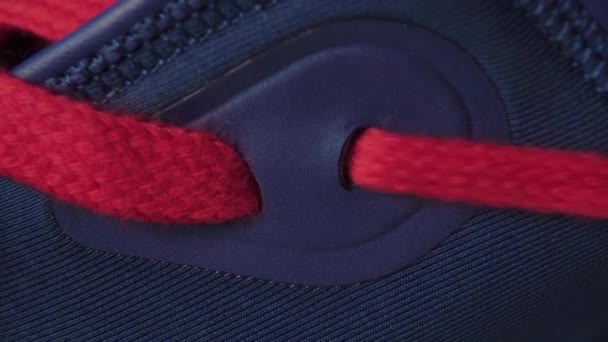 Zapatillas Cordones Azules Con Cordones Color Rojo Brillante Cerca Macro — Vídeos de Stock