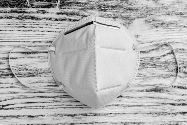 Siyah beyaz ahşap arka planda beyaz solunum maskesi N95. Kopyalama. Coronavirus Tıbbi Koruma Konsepti