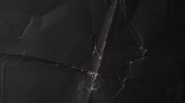 Eski buruşmuş siyah kağıt. Kırışık ambalaj malzemesi. Soyut dramatik arka plan. Ön manzara. Yavaş döndürme