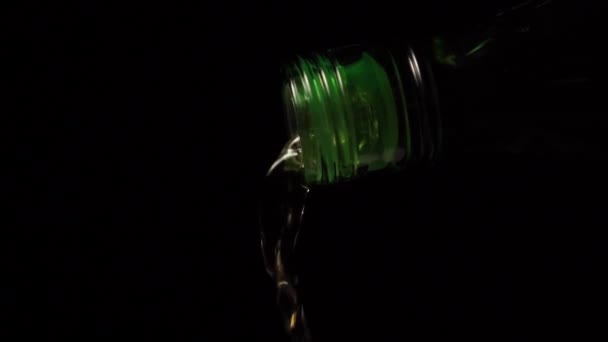 Flusso Whisky Sta Versando Una Bottiglia Verde Sotto Alcol Uno — Video Stock