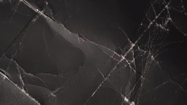 Buruşuk siyah eski püskü kağıt. Katlanabilir paketleme malzemesi. Soyut dramatik arka plan. Yukarıdan bak. Yavaş döndürme