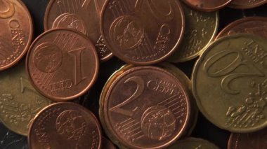 Eski siyah buruşuk ambalaj kağıdına bir yığın avro senti. Yavaş dönüş. Makro atış. Yukarıdan bak. Coronavirüs salgını sırasında finansal kriz ve iflas kavramı