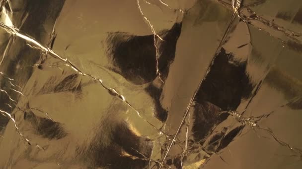 Abstraktní Pozadí Zlatě Zabaleného Zmačkaného Složeného Papíru Pomalá Rotace Detailní — Stock video