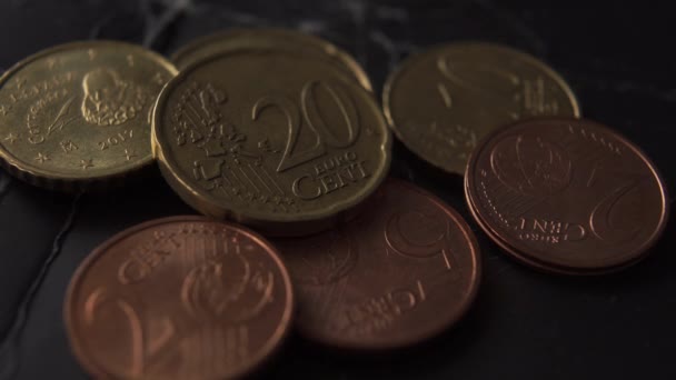 pile de pièces de cent euros sur vieux papier froissé noir gros plan. Jeu de lumière. Le concept de crise financière et d'épargne-crise 