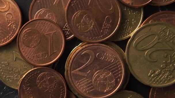 Pile de pièces de cent euros sur vieux papier d'emballage froissé noir gros plan. Rotation lente. Macro shot. Vue d'en haut. Le concept de crise financière et de faillite pendant la pandémie de coronavirus 