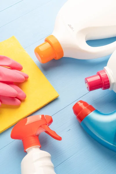 Para Los Deberes Detergentes Botellas Plástico Brillante Trapo Amarillo Con — Foto de Stock
