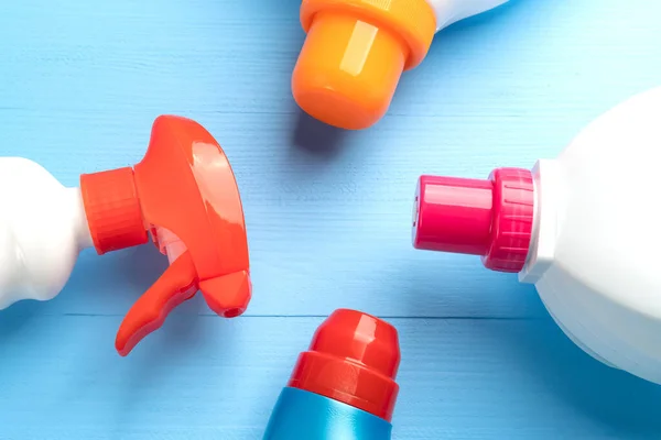 Detergentes Multicolores Brillantes Botellas Plástico Líquido Aerosol Sobre Fondo Madera — Foto de Stock