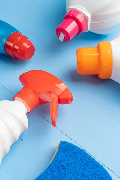 Limpieza Lavado Productos Botellas Plástico Con Cubiertas Brillantes Sobre Fondo — Foto de Stock