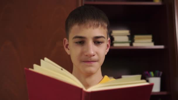 Joven Con Una Sudadera Amarilla Está Leyendo Libro Sobre Fondo — Vídeos de Stock