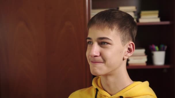 Νεαρός Μαθητής Γελάει Και Βάζει Λευκά Ασύρματα Ακουστικά Στο Φόντο — Αρχείο Βίντεο