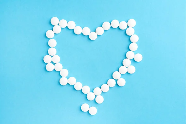Сердечный Шарф Белых Медицинских Таблеток Бумажном Голубом Фоне Понятие Медицины — стоковое фото