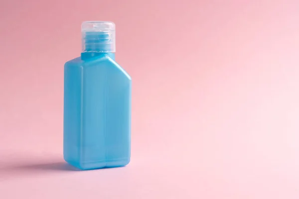Alcohol Antiséptico Para Las Manos Recipiente Plástico Azul Sobre Fondo — Foto de Stock