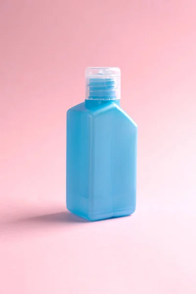 Alcohol Antiséptico Para Las Manos Recipiente Plástico Azul Sobre Fondo — Foto de Stock