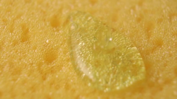 在黄色多孔海绵上的绿色洗碗液洗涤剂凝胶的特写 宏观射门 — 图库视频影像