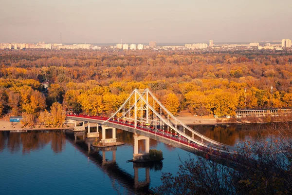 Panorama de la ciudad con vistas al puente sobre el río y árboles de colores otoñales —  Fotos de Stock