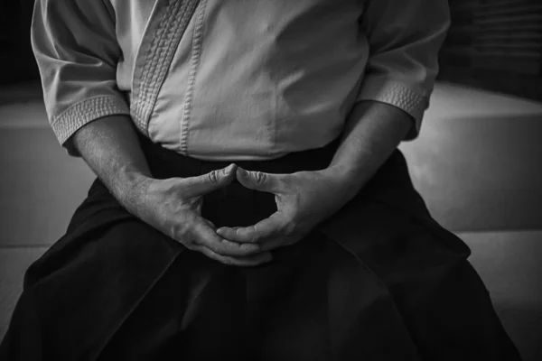 Kimonolu Adam Dövüş Sanatları Okulunda Meditasyon Yapıyor Telifsiz Stok Imajlar