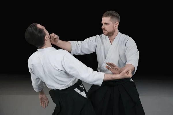 Δύο Μαχητές Πολεμικών Τεχνών Πρακτική Aikido Τεχνικές Στο Dojo — Φωτογραφία Αρχείου