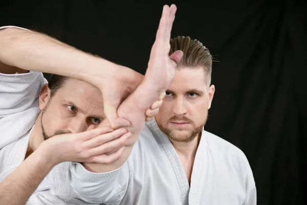 Två Kampsporter Fighters Öva Aikido Tekniker Dojo Närbild — Stockfoto