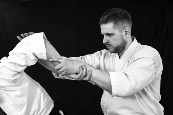 用Aikido技术进行手部疼痛的年轻男子的特写 — 图库照片