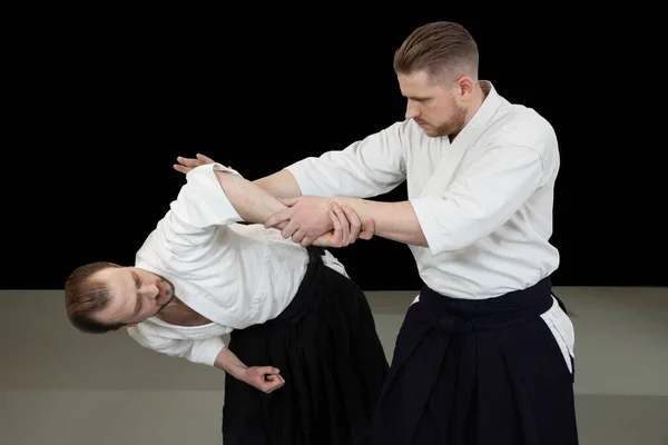 Joven Hace Una Técnica Mano Dolorosa Con Técnica Aikido Dojo — Foto de Stock