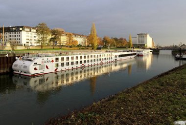 Parfüm limanındaki yolcu gemileri güneşli bir sonbahar gününde