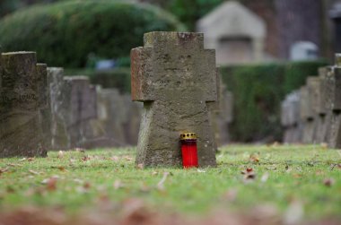 Almanya 'daki İkinci Dünya Savaşı' nın askeri mezarlığında mezar taşları ve mezar taşları.