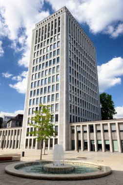 Köln, Almanya - 02 Eylül 2019: Köln 'deki eski Gerling karargahının yeniden dizayn edildiği yerde gökdelen ve çeşme listesi